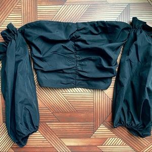🖤 NEW! Ruched off the shoulder zip up crop top that has never been worn!
